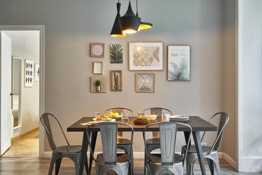 Magnificent 4 Bedroom Apartment In Eixample バルセロナ エクステリア 写真