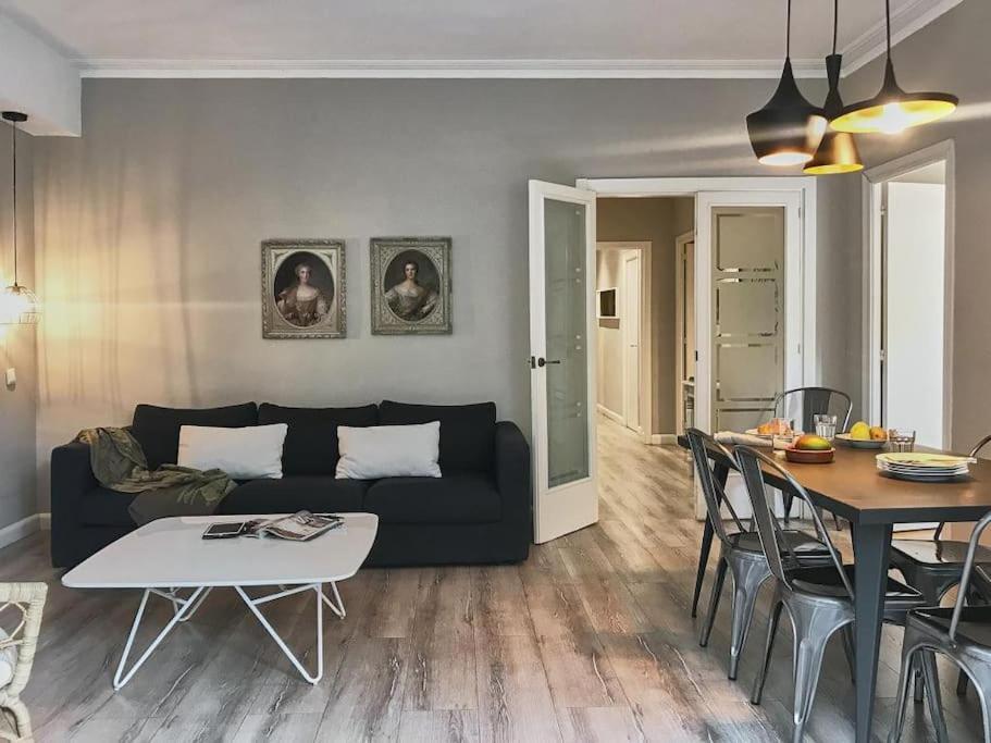 Magnificent 4 Bedroom Apartment In Eixample バルセロナ エクステリア 写真