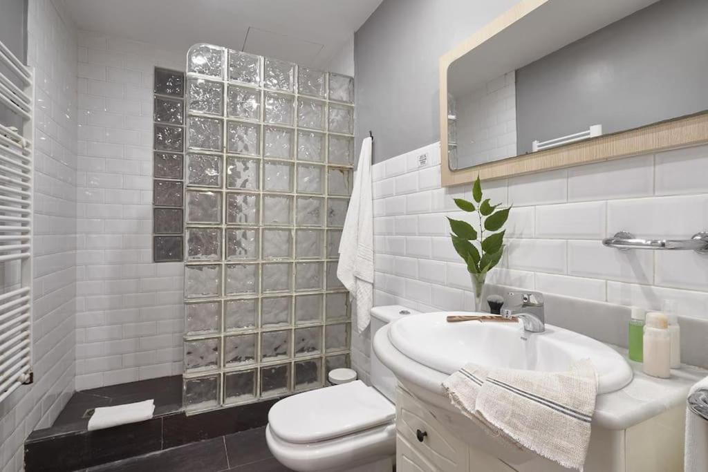 Magnificent 4 Bedroom Apartment In Eixample バルセロナ エクステリア 写真
