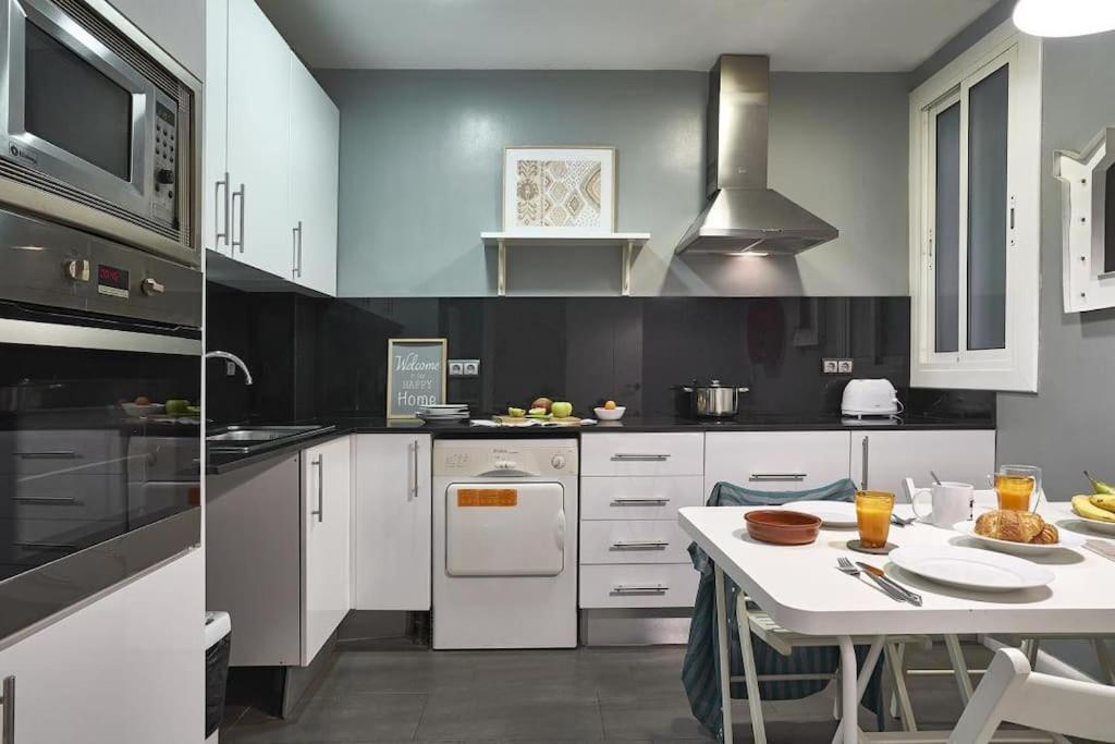 Magnificent 4 Bedroom Apartment In Eixample バルセロナ エクステリア 写真