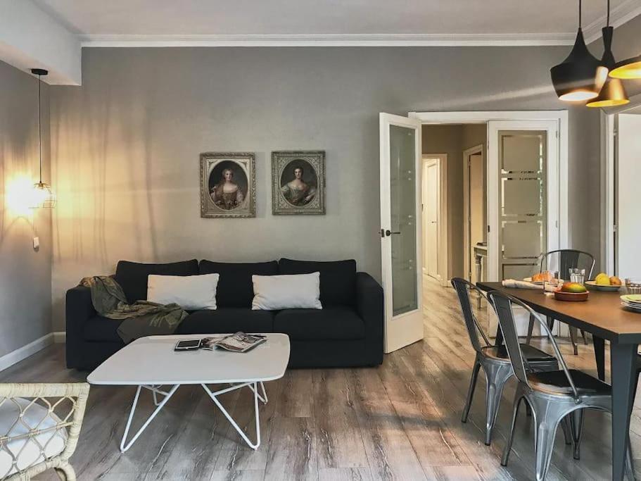 Magnificent 4 Bedroom Apartment In Eixample バルセロナ エクステリア 写真